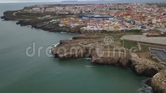 一个美丽的景色俯瞰洛基海岸福特和房屋的城市Peniche葡萄牙大西洋视频的预览图