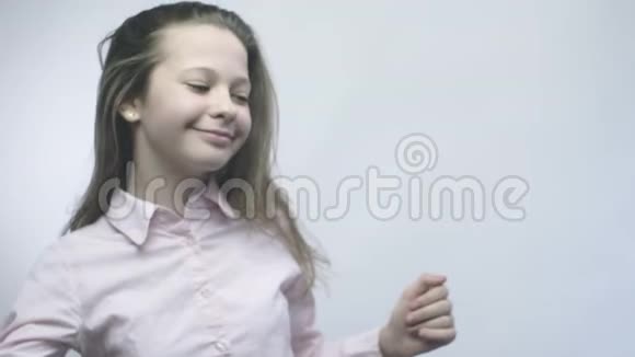 美丽的女孩表现出快乐的肢体语言视频的预览图