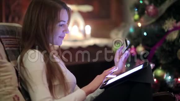 可爱的女孩在平板电脑上录下信用卡号码视频的预览图