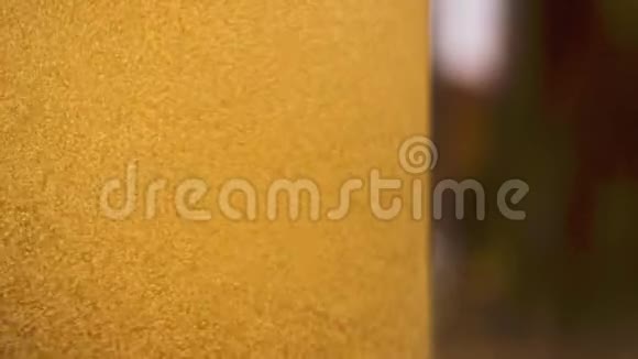 在饮料特写镜头中缓慢的金色气泡上升视频的预览图