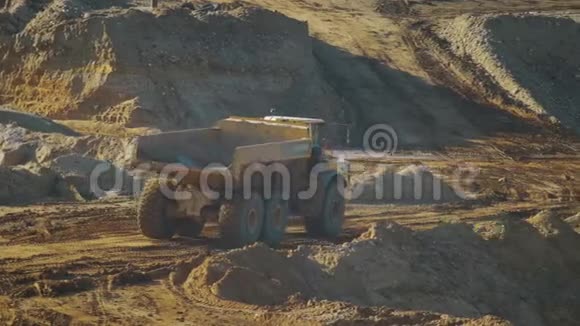 一辆空的采矿自卸卡车在桑迪的职业生涯中视频的预览图