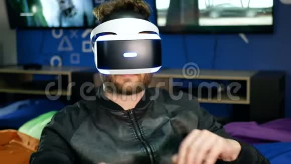 玩家第一次看到虚拟现实一个年轻人抓住不存在的物体视频的预览图