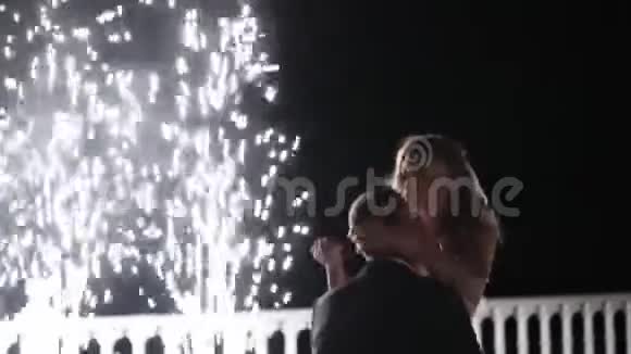 婚礼结束时的烟火喷泉人们玩得开心跳舞拥抱在一起视频的预览图