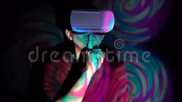 沉默人在虚拟现实眼镜中的沉默视频的预览图