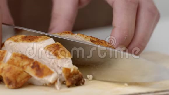 一个厨师他的手可以在烤架上慢慢切肉视频的预览图