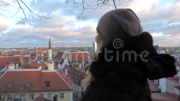 放眼望去的女人看着美丽古镇的全景视频的预览图