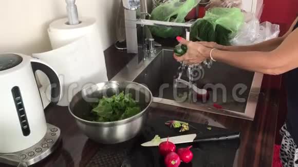 女性洗手用水龙头清洗黄瓜视频的预览图