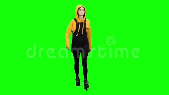 女孩走路和鬼脸绿色屏幕视频的预览图