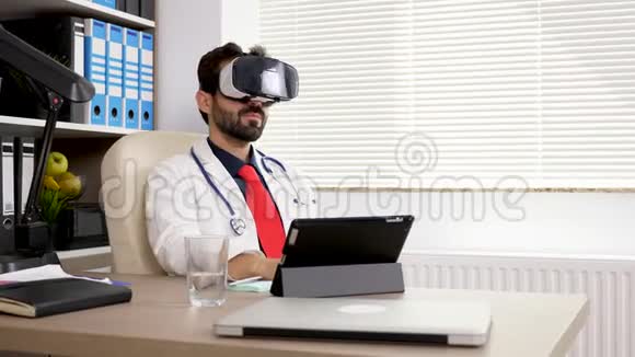他办公室的医生用虚拟现实耳机视频的预览图
