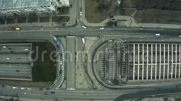 一条主要城市道路上的高空向下拍摄视频的预览图