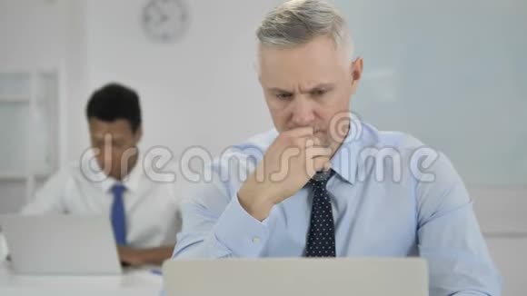 商务人员在笔记本电脑上的思考与工作视频的预览图