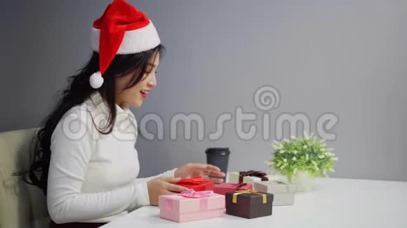 圣诞老人的女人打开了圣诞礼物盒视频的预览图