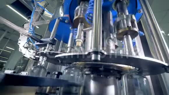 移动的瓶子在工厂里盖上帽子关门自动化工业设备视频的预览图