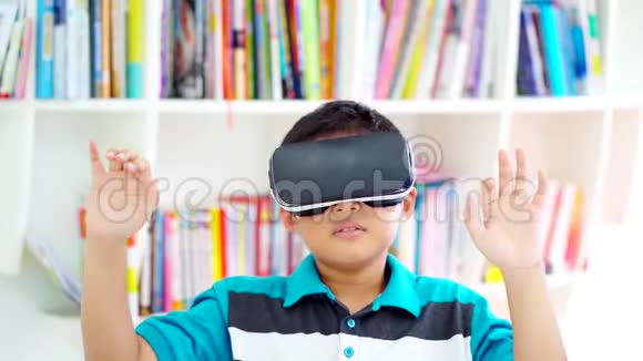 穿着虚拟现实护目镜的普雷特恩男孩视频的预览图