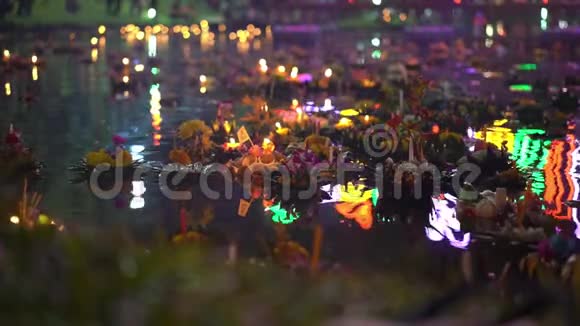 在水面上漂浮着大量的喀喇叭庆祝泰国传统节日LoyKrathong视频的预览图