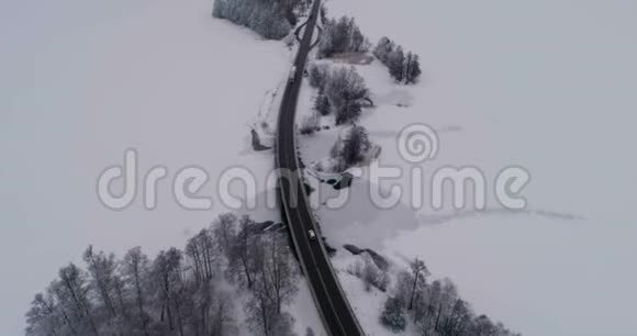 瑞典冰冻冰湖和道路的美丽空中视频视频的预览图