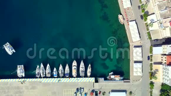 无人机鸟瞰图希腊平静水域的游艇港视频的预览图