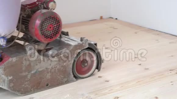 用砂轮机打磨木地板视频的预览图