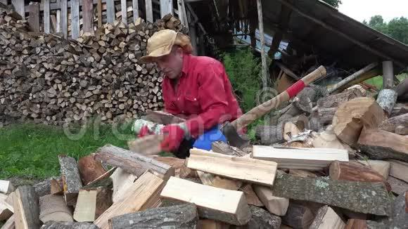 青年工人在村院子里手里拿着木头4K视频的预览图