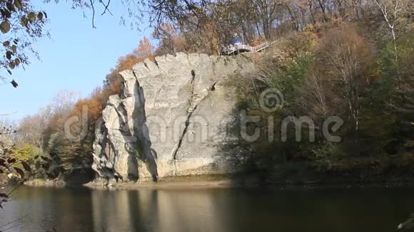 平静河边的悬崖秋天视频的预览图