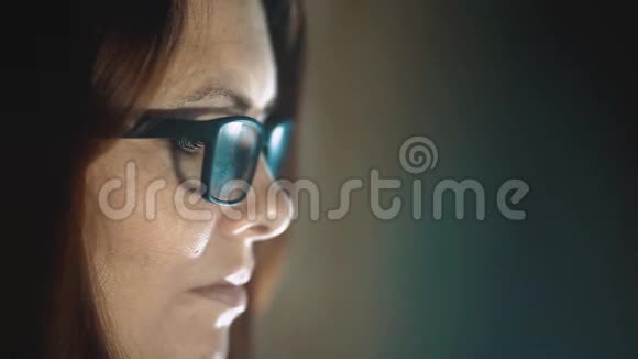 女人在晚上工作女人反光眼镜电脑灯女性使用平板电脑过夜妇女使用药片过夜视频的预览图