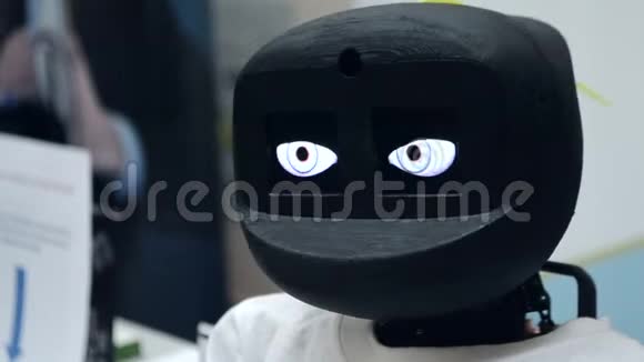 机器人动动脑袋眨眼睛视频的预览图