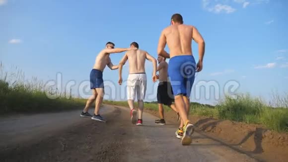朋友们走在乡间小路上玩得很开心一群快乐的男孩在户外闲逛后视图视频的预览图