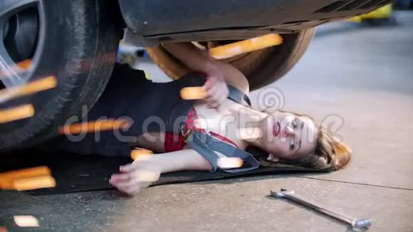 机械师女孩躺在车下伸手抓住扳手视频的预览图
