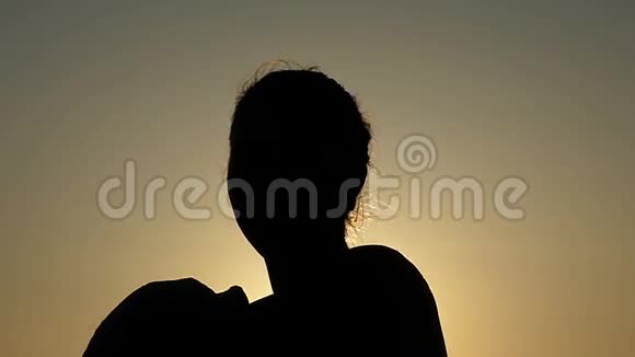 苗条的女人在日落时用毛巾擦干身体视频的预览图