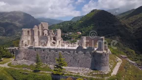 鸟瞰中世纪古堡在山顶俯瞰山峡意大利卡拉布里亚的晴天视频的预览图
