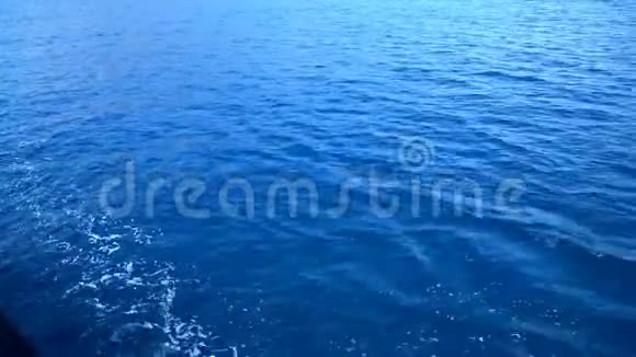在波涛汹涌的大海中航行视频的预览图
