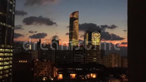 阿布扎比城市塔楼和天际线在夜间的时间流逝世界贸易中心和购物中心视频的预览图