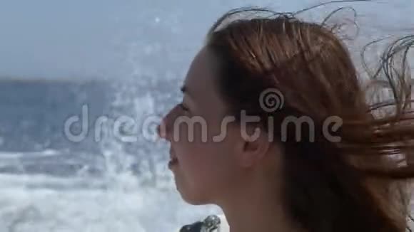 一个年轻的女人在一艘移动的摩托艇上微笑视频的预览图