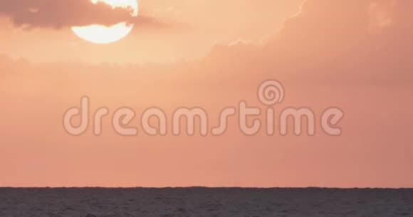 日落在海面上的时间视频的预览图