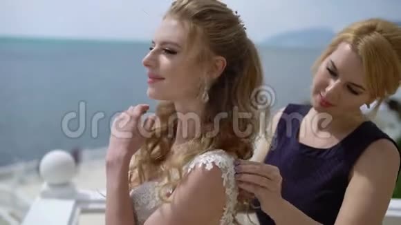 伴娘蕾丝礼服新娘在露台上海上婚礼视频的预览图