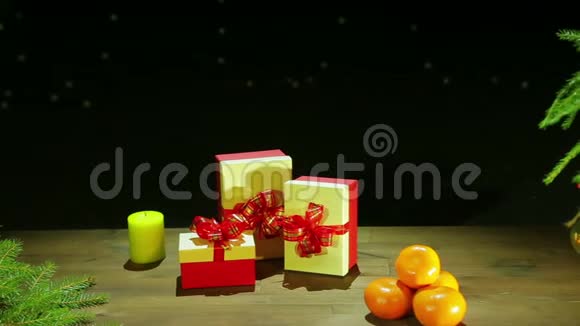 圣诞树旁边放圣诞礼物的盒子视频的预览图