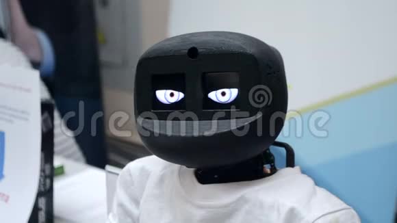 机器人动动脑袋眨眼睛视频的预览图