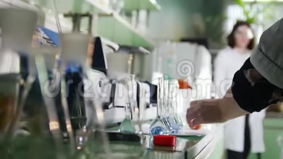 桌子上摆满了化学品和烧瓶化学实验室视频的预览图