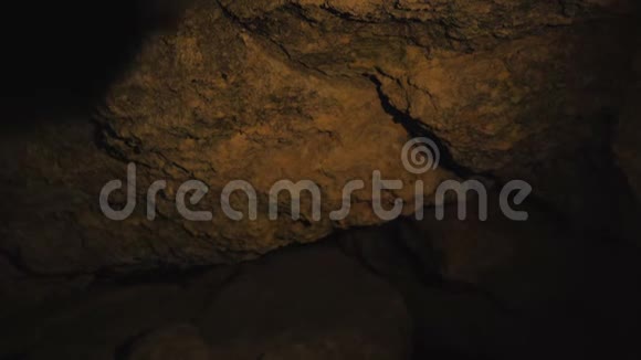 这位spele学家在洞穴里发现并通过4K视频的预览图