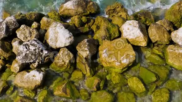绿松石海的石岸上有着晶莹剔透的海水视频的预览图
