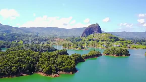 在阳光明媚的日子里俯瞰哥伦比亚的湖视频的预览图