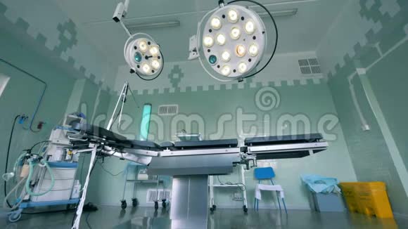 配有两个功能齐全的手术灯的产房视频的预览图