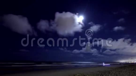 海滩云夜月视频的预览图