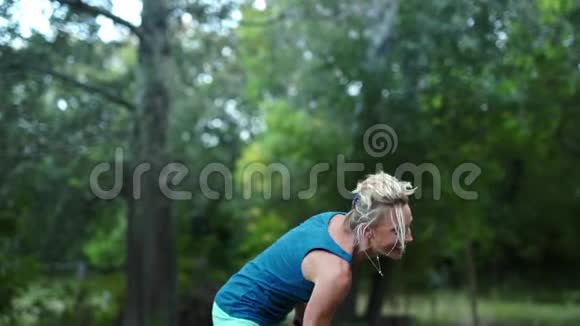 美丽的微笑运动健身女子在公园打羽毛球视频的预览图
