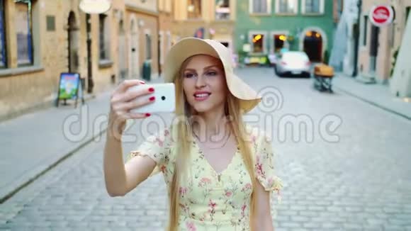 女人观光和拍照开朗的女人观光和拍摄老镇街视频的预览图