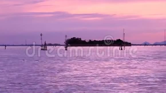 黄昏时靠近海渠的工业区全景视频的预览图