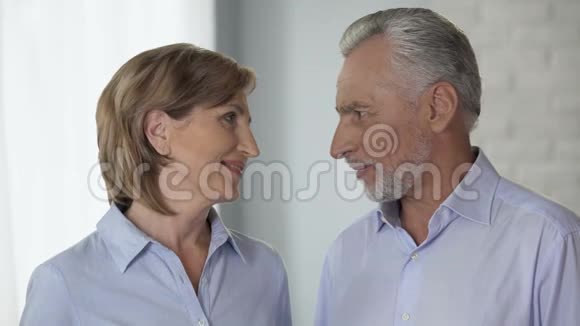 年老的男人和女人互相看着把头放在一起家庭和睦视频的预览图