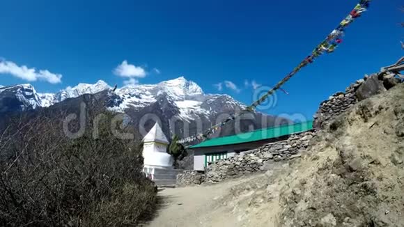 喜马拉雅山的白色佛塔和祈祷旗视频的预览图