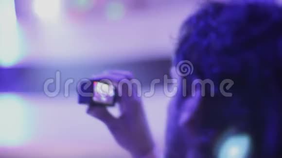 在镜头下拍摄DJ表演拍摄人群照片视频的预览图