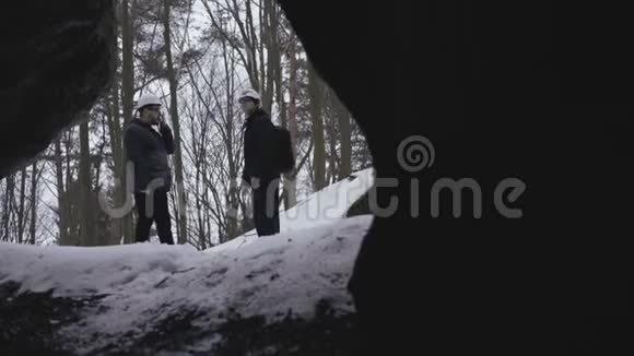 两个说词的人在森林里的洞穴里谈话4K视频的预览图